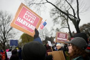 Трамп: Гарвард учит чепухе и должен быть лишен федерального финансирования. Президент США считает, что Гарвардский университет «сбился с пути»