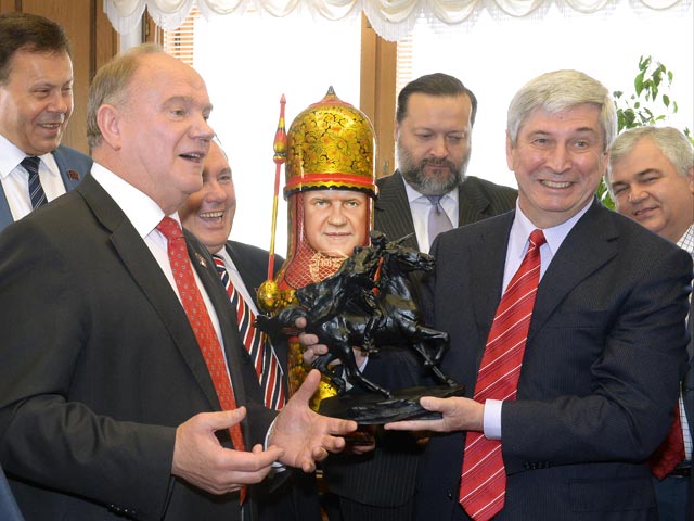 Геннадий Зюганов демонстрирует статуэтку, подаренную ему президентом России Владимиром Путиным, в Государственной Думе РФ